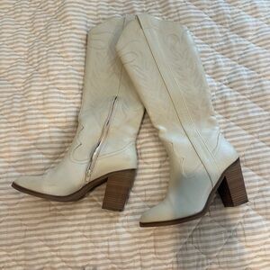 Cream/white colored cowgirl boots